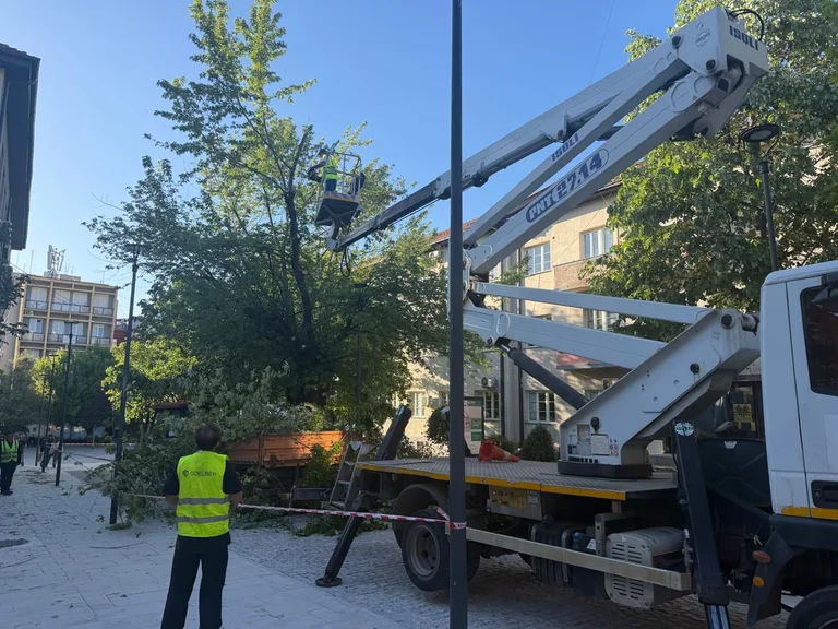 Voimakkaat tuulet aiheuttavat vahinkoa Pristinassa, Fushe-Kosovossa, puuttuu 17 tapaukseen