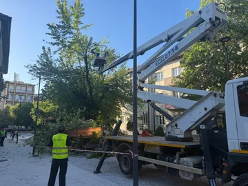 Erërat e forta shkaktojnë dëme në Prishtinë dhe Fushë-Kosovë, intervenohet në 17 raste
