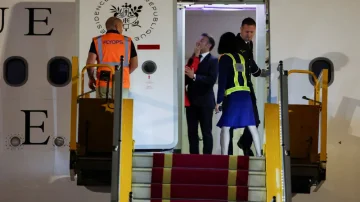 Zbulohet arsyeja pse Brigitte i ra me shpullë Presidentit Macron vitin e kaluar