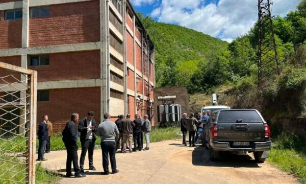 18 Mineri Trepca încă blocat imagini de pe site-ul unde Tripca ars