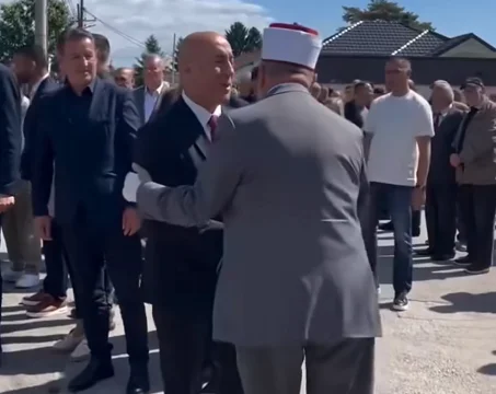 La mà de Hoxha embolicat en benes, Ramsh Haradinaj, es mou una mica: una dona o una cala...