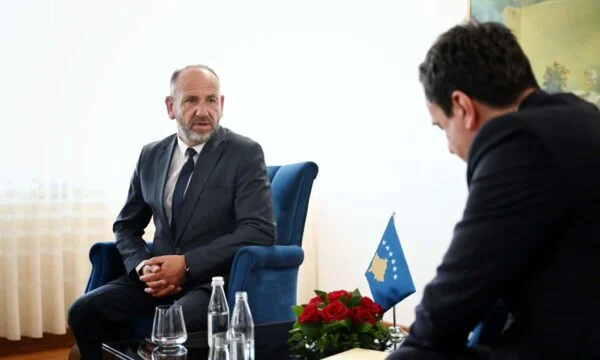 Kurt va anche con un appuntamento: Bedrija Ejupagiić, vice ministro