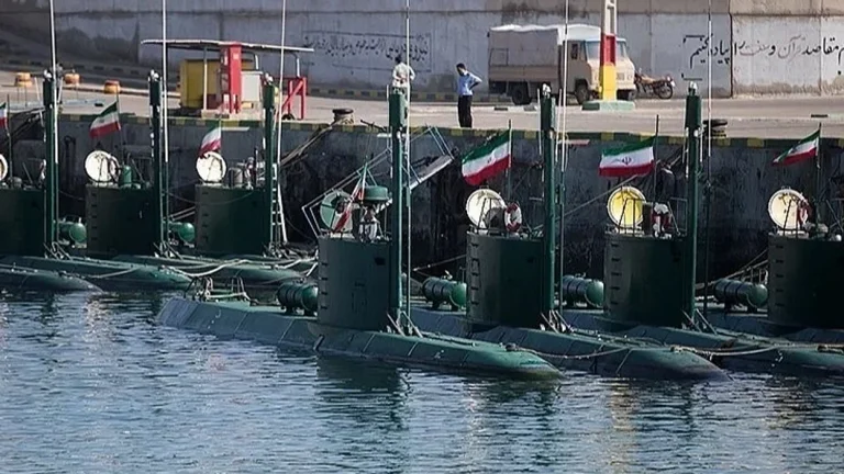 Iran namesti majhne podmornice v Hormuzov preliv.