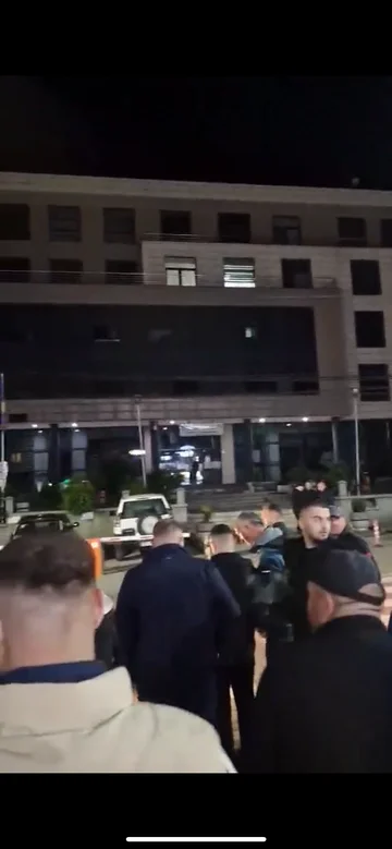 Qytetarët në Skenderaj organizohen për ta përkrahur Sami Lushtakun që po intervistohet në Polici