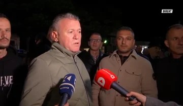 Qytetarët e Skenderajt thonë se s’do të shpërndahen deri në largimin e Njësisë Speciale