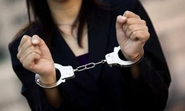 Gjakovaで彼女のボーイフレンドを攻撃物理的に疑った女性を逮捕
