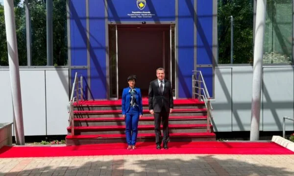 Kurtは、会議でマルタコスを待ちます