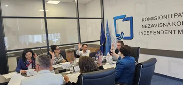 KPM gjobit mediat për shkelje të pretenduara në zgjedhjet e 2025, Rexha: Vendimet e KPM-së dëshmi e kapjes institucionale
