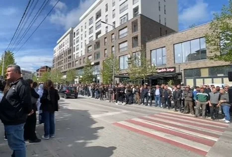 Lukuisat kansalaiset kokoontuvat poliisilaitoksen eteen Skenderajissa, jossa Sami Lushtakua odotetaan haastateltavaksi