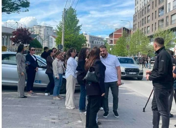 Edhe Mërgim Lushtaku shihet pranë stacionit të policisë në Skenderaj