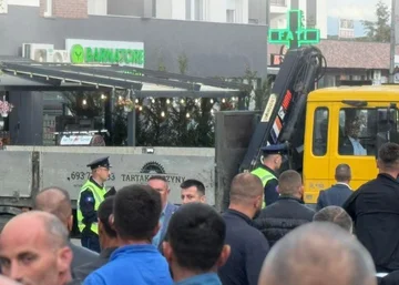 Pritet intervistimi i Sami Lushtakut - qytetarët bllokojnë rrugën tek stacioi i policisë në Skenderaj me mjete të rënda
