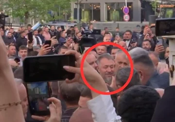 Sami Lushtaku arrin në Polici për intervistim, qytetarët e brohorasin