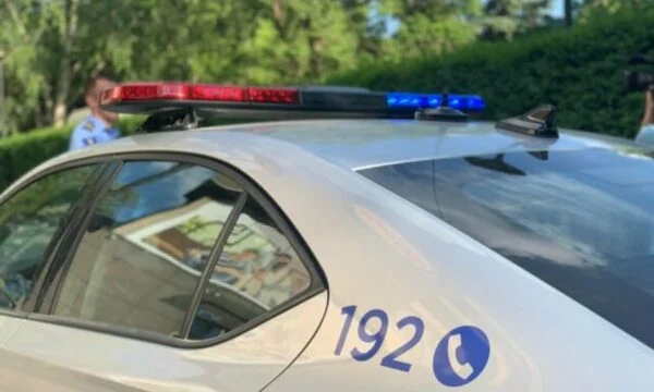 Dues persones de Ferizaj estan arrestades per possessió de narcòtics, la policia està detallant: cotxes, telèfons, diners...