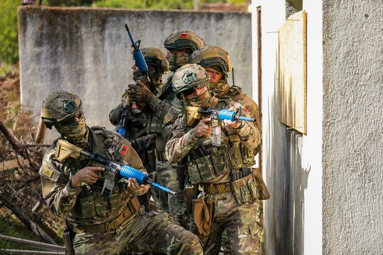 Albanski vojaki trenirajo z US Special Forces NATO deli slike