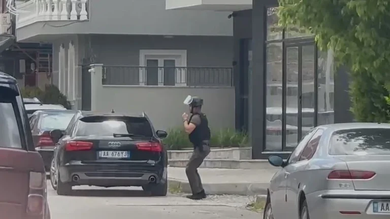 Les pors de bomba en un vehicle Korca, la policia envolta l'àrea