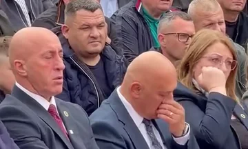 Haradinaj e Gjini s’mund t’i ndalin lotët në përvjetorin e dëshmorëve në Jabllanicë