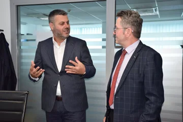 Ndodhi edhe kjo: Zëvendësministri i Kurtit njofton se zhvilloi vizitë zyrtare në zyrat e ministrisë ku punon