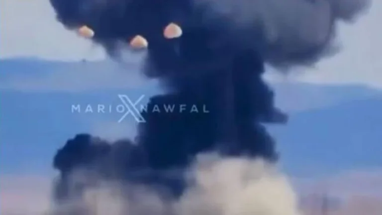 Dvě vojenská letadla havarují na americké základně, piloti startují s padáky (VIDEO)