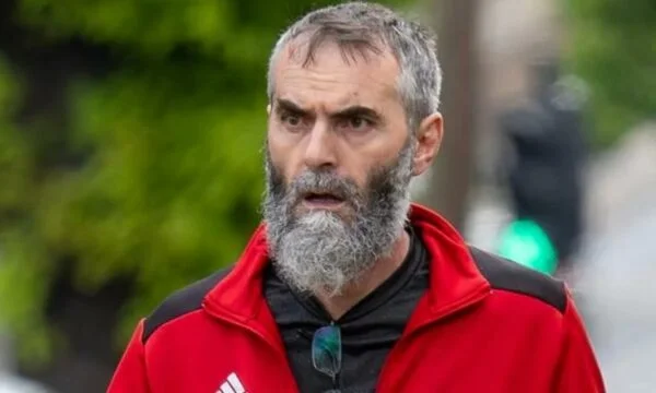 アルバニアは、アルバニアへの余分後イングランドに殺人のリターンを非難
