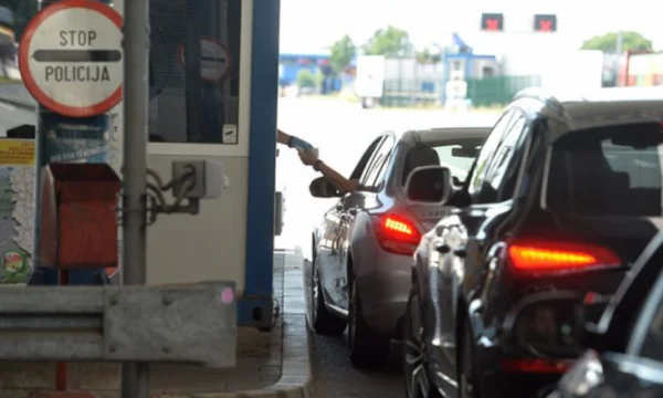 Reluarea la trecerea frontierei Hani din Elezi Blace după ce a fost oprită temporar de poliţia macedoneană