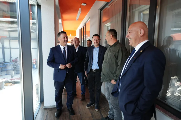 Djind besøger virksomheder i Gjakova: Lokal produktionsstøtte vil være topprioritet for Kosovos økonomiske udvikling