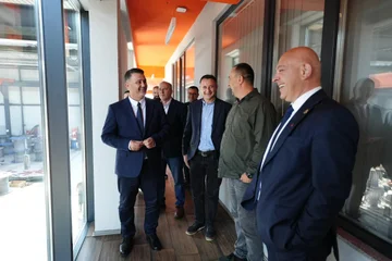 Gjini viziton kompanitë në Gjakovë : Mbështetja e prodhimit vendor do të jenë prioritet kryesor për zhvillimin ekonomik të Kosovës