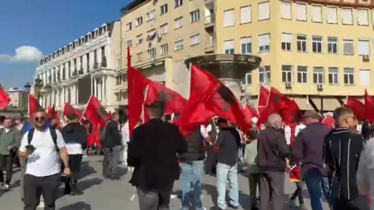 Albanian kielen mielenosoitus alkaa, opiskelijat Pohjois-Makedoniassa ja Kosovon