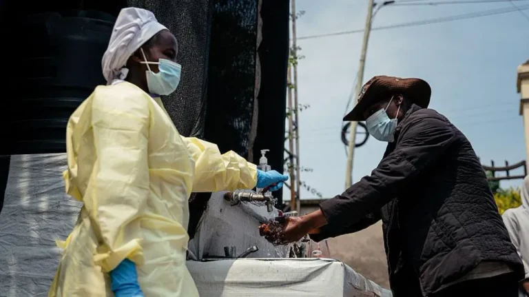 Com a mínim 100 morts van informar per l'explosió d'Ebola al Congo RD, sis nord-americans van exposar al virus.
