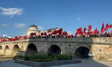 “Gjuha shqipe nuk negociohet” – Protesta në RMV, studentët shqiptarë kërkojnë dorëheqjen e kryeministrit maqedonas