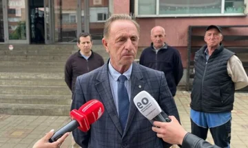 Azemi: Greva e punëtorëve teknikë të shkollave do të vazhdojë derisa pagat të dalin në llogari bankare