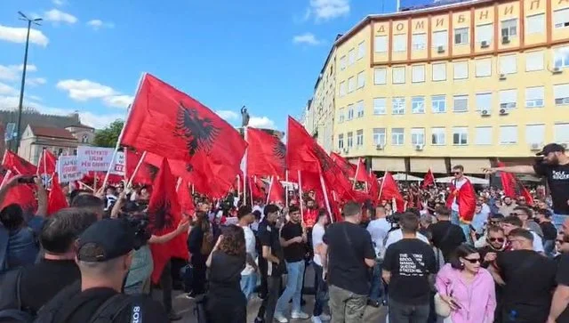 Albanian kielen opiskelijat protestoivat, poliisi vapauttaa kolme albanialaista nuorisoa