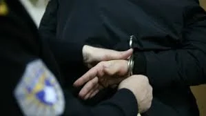 Doi oameni arestaţi în Pec şi Istog, poliţia confiscă arme şi muniţie.