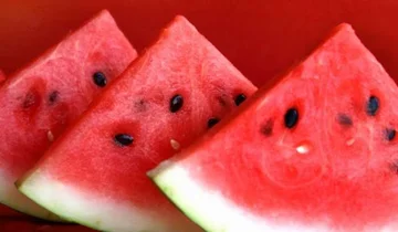 あなたが食べるべきもの、そしてあなたが極端な熱の間に避けるべきものは何ですか?