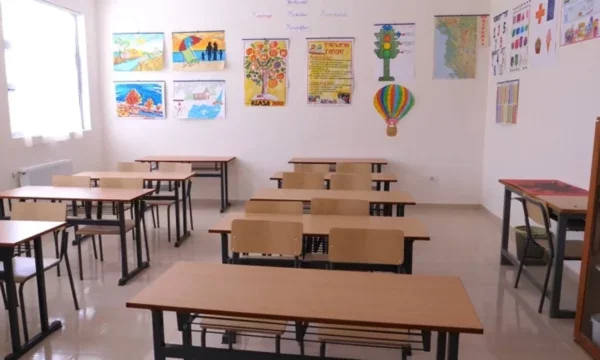Gli stipendi dei tecnici scolastici a Pristina, sciopero sospeso
