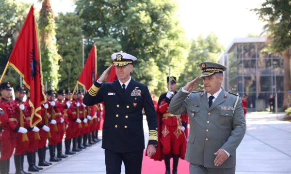 Amiraali i Nato vierailee Albaniassa, osoittaa sitoutumista Balkanin alueen liittolaisiin
