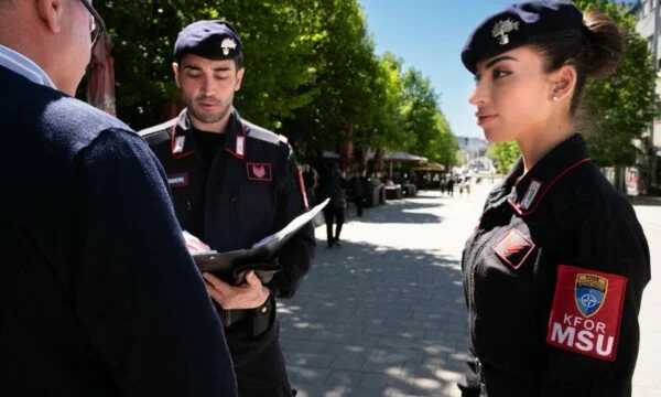 Ιταλοί καμπανιέροι αναφέρουν περιπολίες στη βόρεια Μιτρόβιτσα: Υποστήριξη για το Ελεύθερο Κίνημα Όλων
