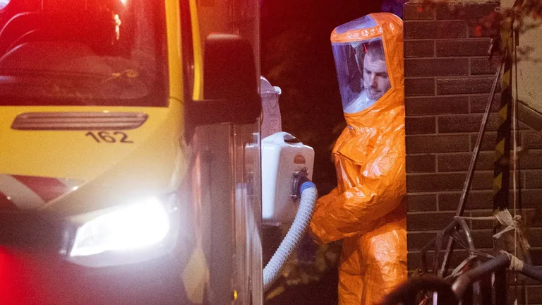 Ebola ontploffing waar meer dan 100 mensen stierven, de Amerikaanse arts wordt gestuurd naar Tsjechië na contact met de geïnfecteerde