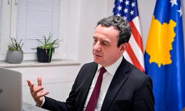 Kurt sta parlando con quattro membri del Congresso, e' quello che ha detto della gendarmeria.