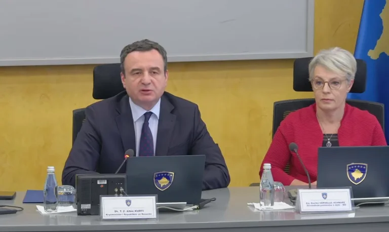 Tokrat pred volitvami Kurti zvabi državljane iz 100 evrov. Kdo bo imel koristi od tega?