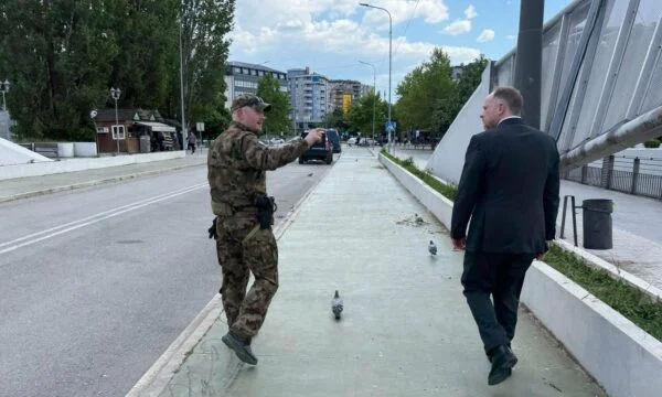 Hamilton pubblica fotografie che passano il ponte Ibër con il team KFOR che monitora il Nord, grazie ai partner NATO