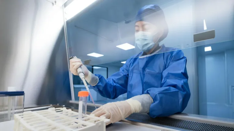 Met het ebolavirus kan het vaccin binnen enkele maanden klaar zijn.