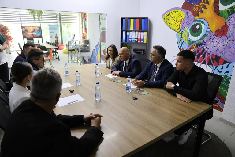 Wierne Tahiri i Ardian Gjini odwiedzają Centrum Edu, koncentrując się na edukacji młodzieży i innowacji