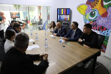 Besnik Tahiri dhe Ardian Gjini vizitojnë Qendra Edu, fokus te edukimi dhe inovacioni i të rinjve