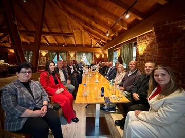 Takim emocional i kandidates së PDK-së për deputete, Kaltrinë Lohaj, me ish të burgosurit politikë