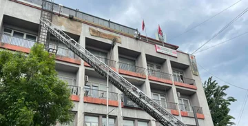 Bie fasada nga objekti i OVL UÇK-së në Prishtinë