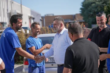 Blerim Kuçi viziton kompaninë e biznesmenit shqiptar: Sukseset e mërgatës duhet të kthehen në Kosovë