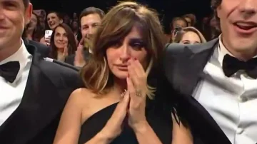 Penelope Cruz's film gets 20 minutes of applause standing in Cannes, actress bursts into tears
