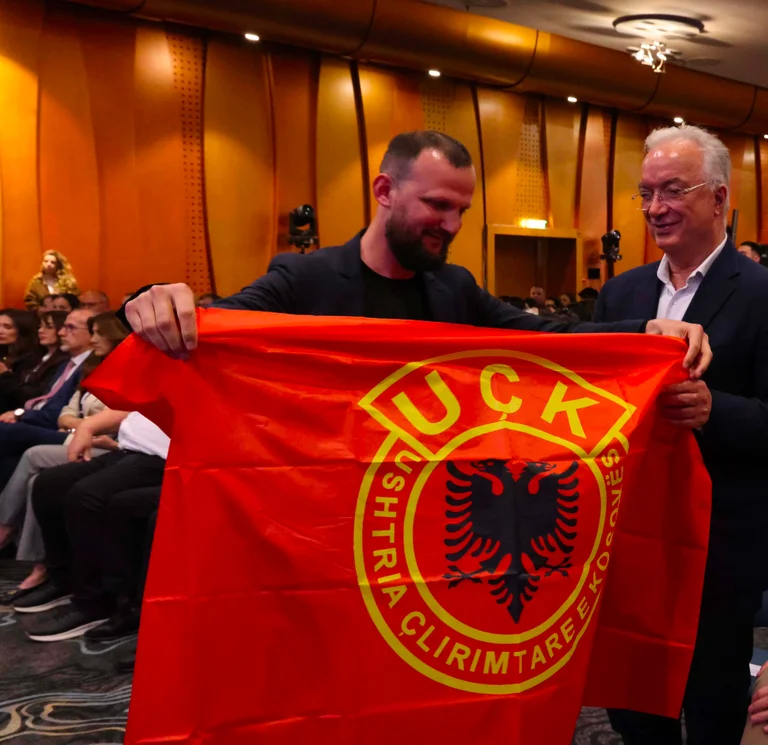 Xhavit Halit viene donato alla sua bandiera KLA