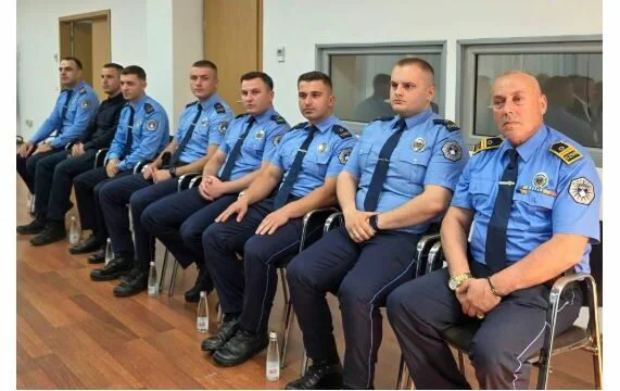 Otto funzionari della polizia onorati per coraggio ed eroismo