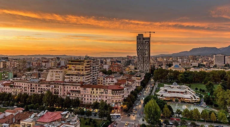 Štiri mesece več kot 2,5 milijona obiskovalcev Albanije, od tega skoraj polovica s Kosova